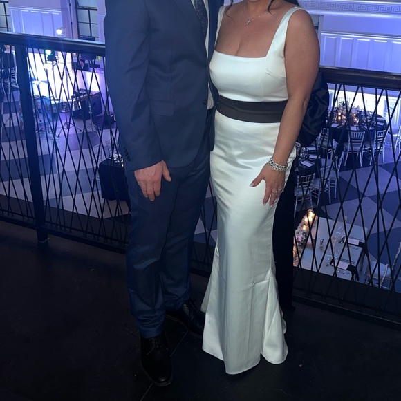 Moda Glam ANGELINA TWO-TONE OVERSIZED BOW GOWN - Picture 4 of 11